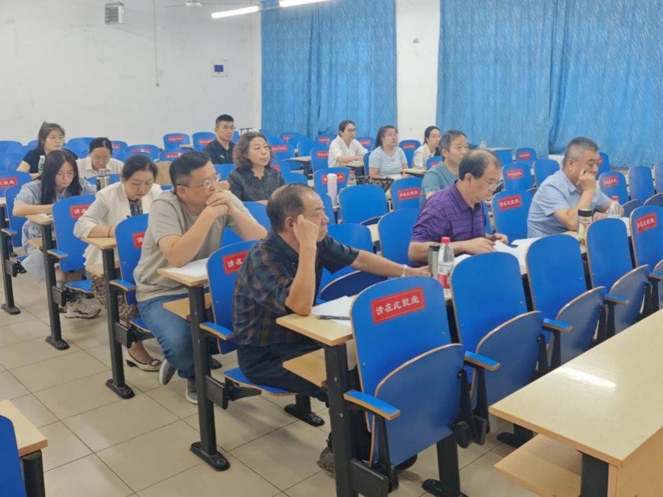 一群人在開會AI 生成的內容可能不正確。